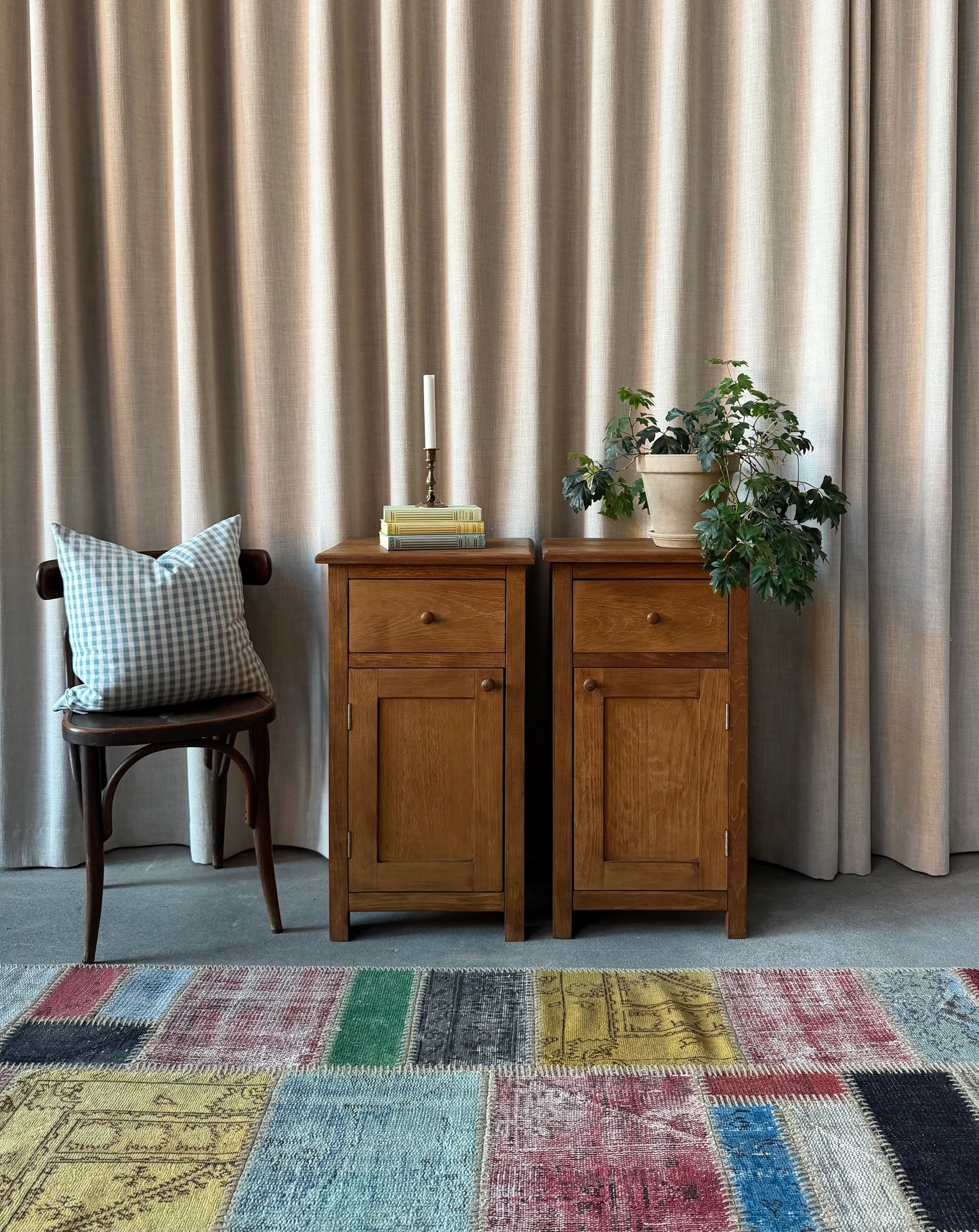 Dessa båda sängbord är nytillverkade i ek på vårt snickeri i Ungern. Slutligen är de ytbehandlade med en pigmenterad vax för skydd och lyster.
