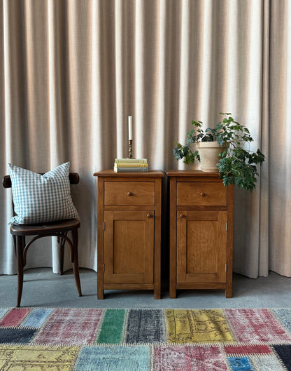 Dessa båda sängbord är nytillverkade i ek på vårt snickeri i Ungern. Slutligen är de ytbehandlade med en pigmenterad vax för skydd och lyster.