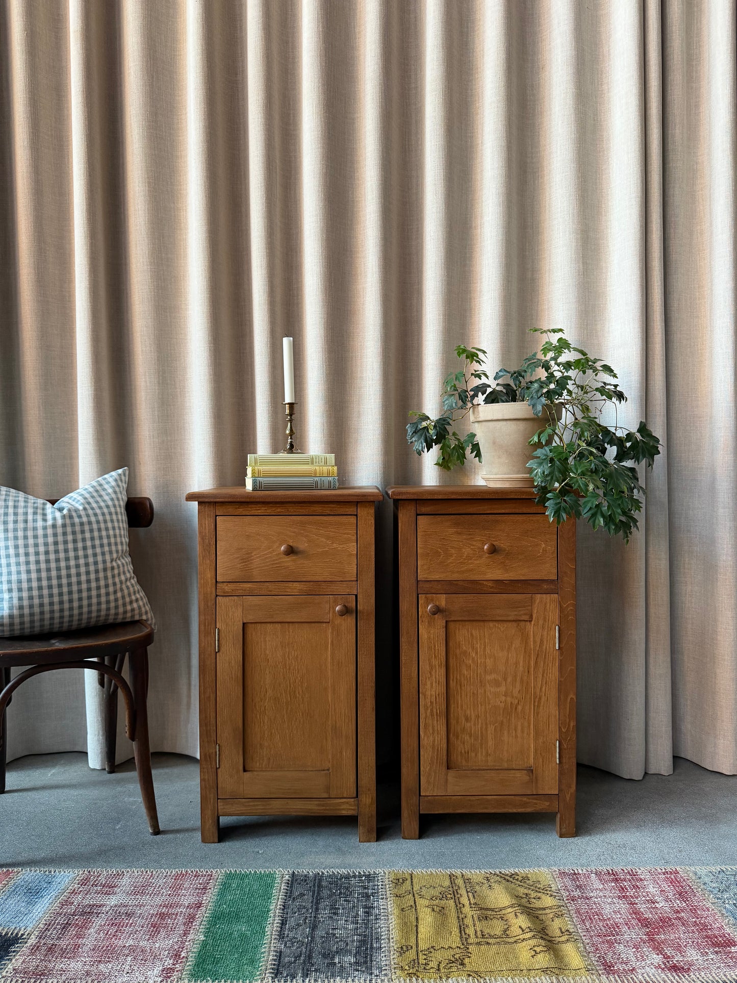 Dessa båda sängbord är nytillverkade i ek på vårt snickeri i Ungern. Slutligen är de ytbehandlade med en pigmenterad vax för skydd och lyster.