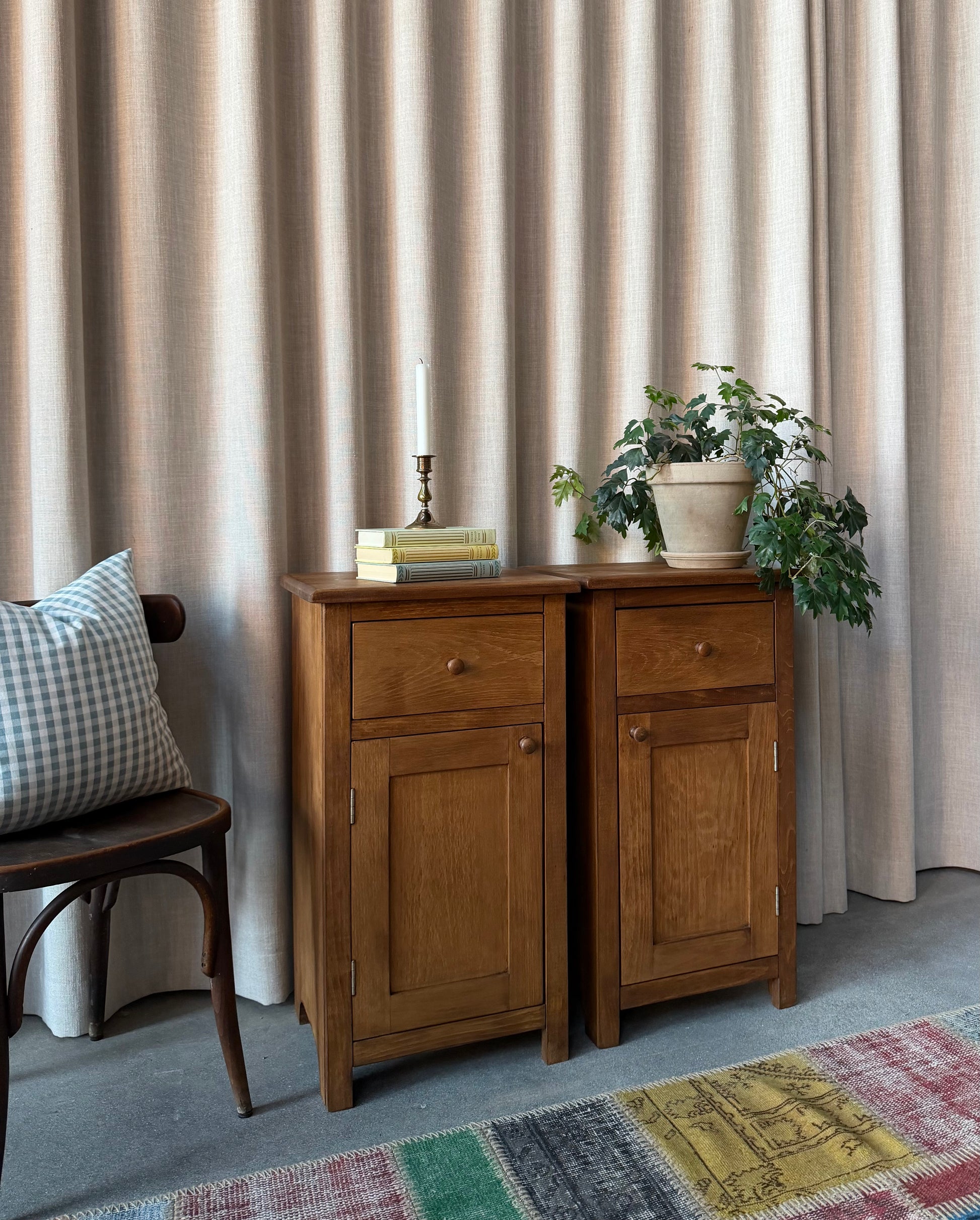 Dessa båda sängbord är nytillverkade i ek på vårt snickeri i Ungern. Slutligen är de ytbehandlade med en pigmenterad vax för skydd och lyster.