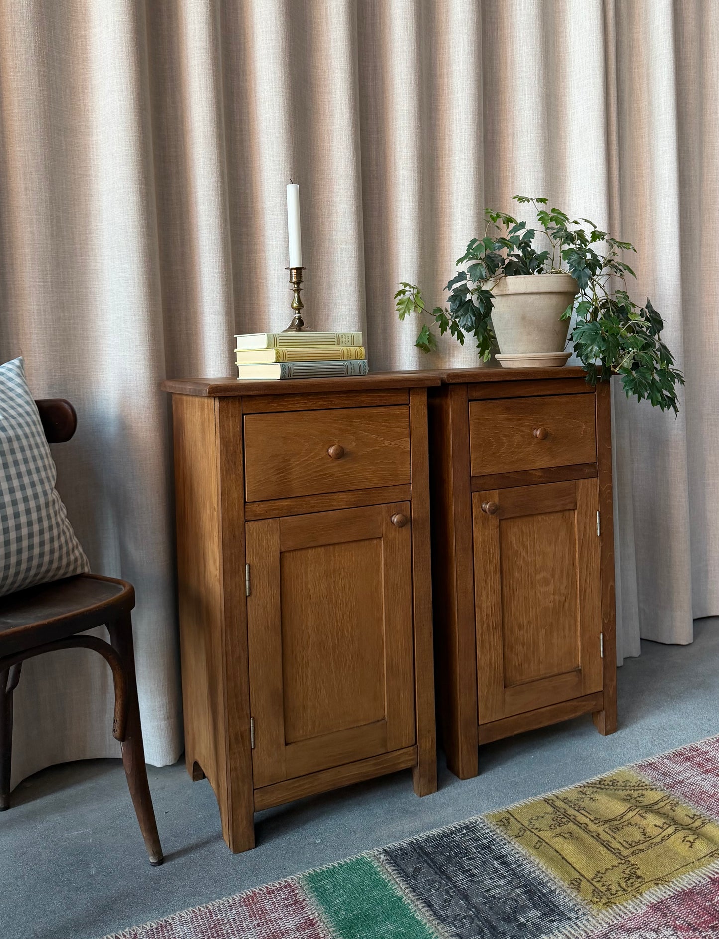 Dessa båda sängbord är nytillverkade i ek på vårt snickeri i Ungern. Slutligen är de ytbehandlade med en pigmenterad vax för skydd och lyster.