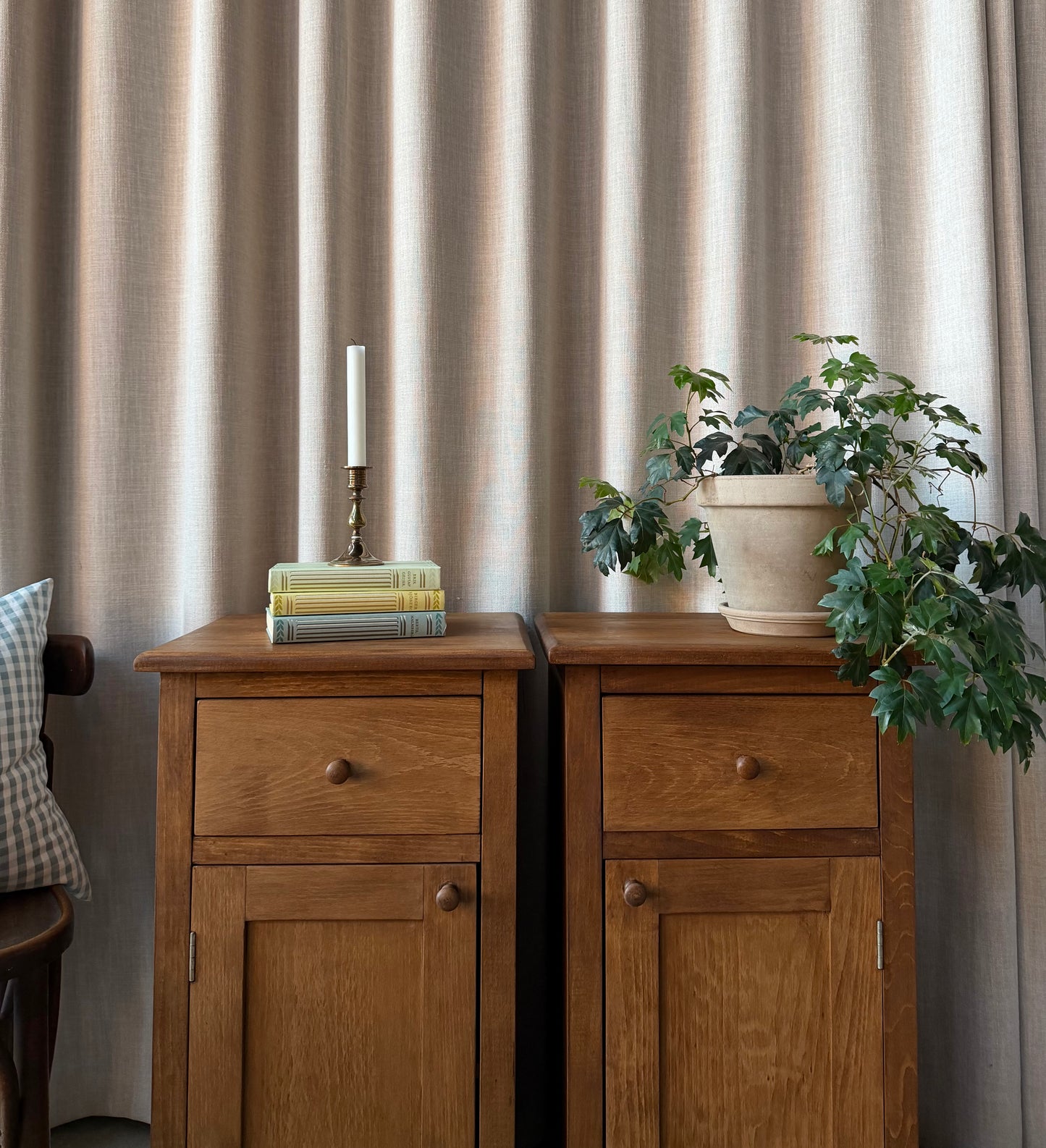 Dessa båda sängbord är nytillverkade i ek på vårt snickeri i Ungern. Slutligen är de ytbehandlade med en pigmenterad vax för skydd och lyster.