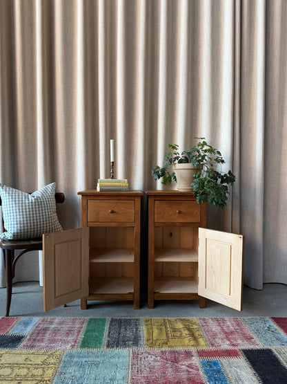 Dessa båda sängbord är nytillverkade i ek på vårt snickeri i Ungern. Slutligen är de ytbehandlade med en pigmenterad vax för skydd och lyster.