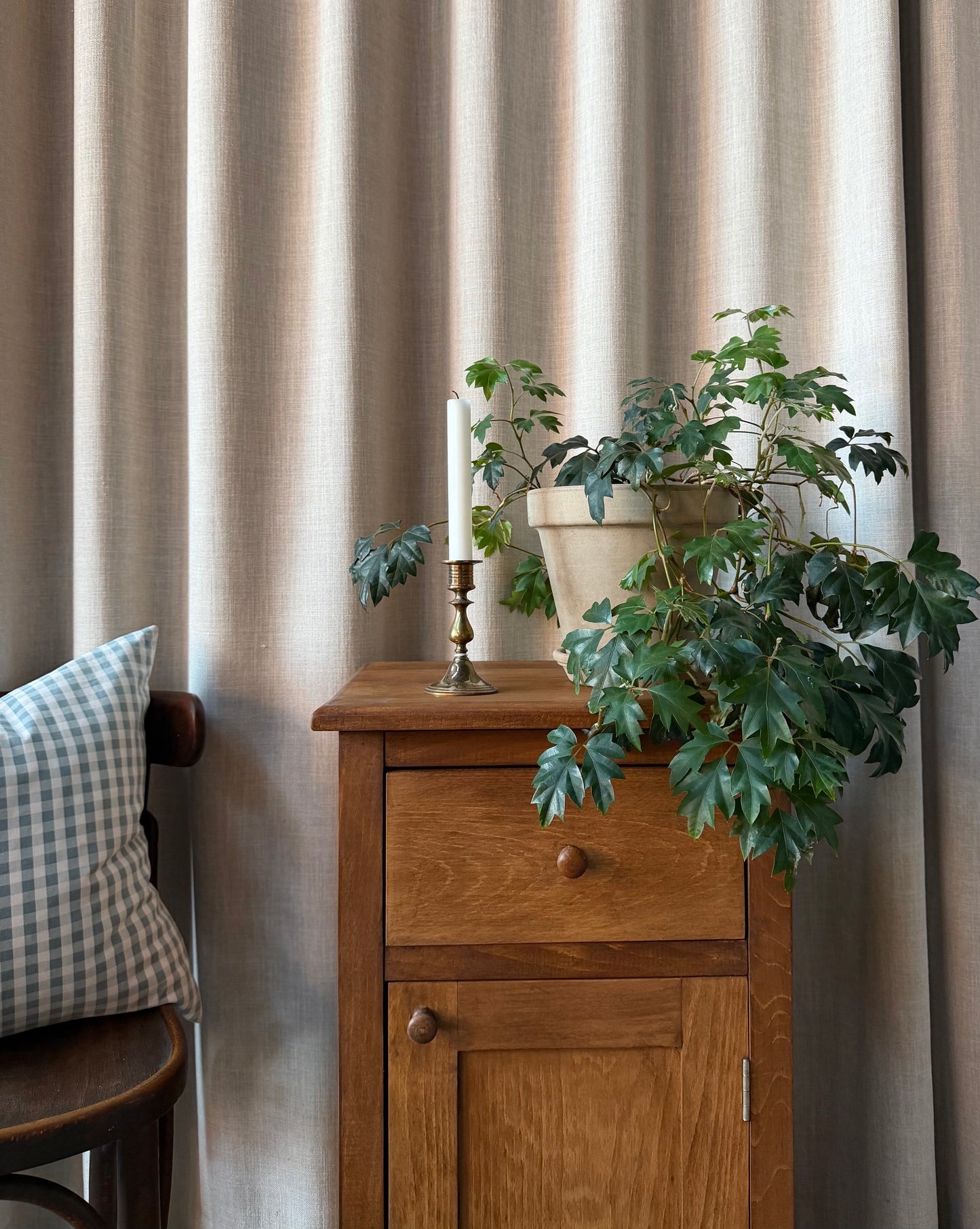 Detta sängbord är nytillverkat i ek på vårt snickeri i Ungern. Slutligen är det ytbehandlade med en pigmenterad vax för skydd och lyster.