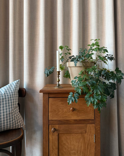 Detta sängbord är nytillverkat i ek på vårt snickeri i Ungern. Slutligen är det ytbehandlade med en pigmenterad vax för skydd och lyster.