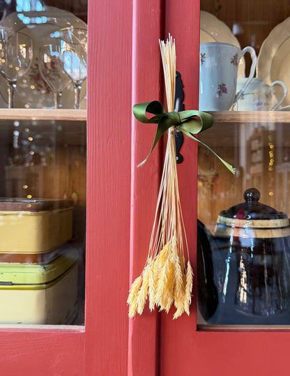 Ett gammalt, vackert och charmigt köksskåp i varmröd kulör med härlig utformning.