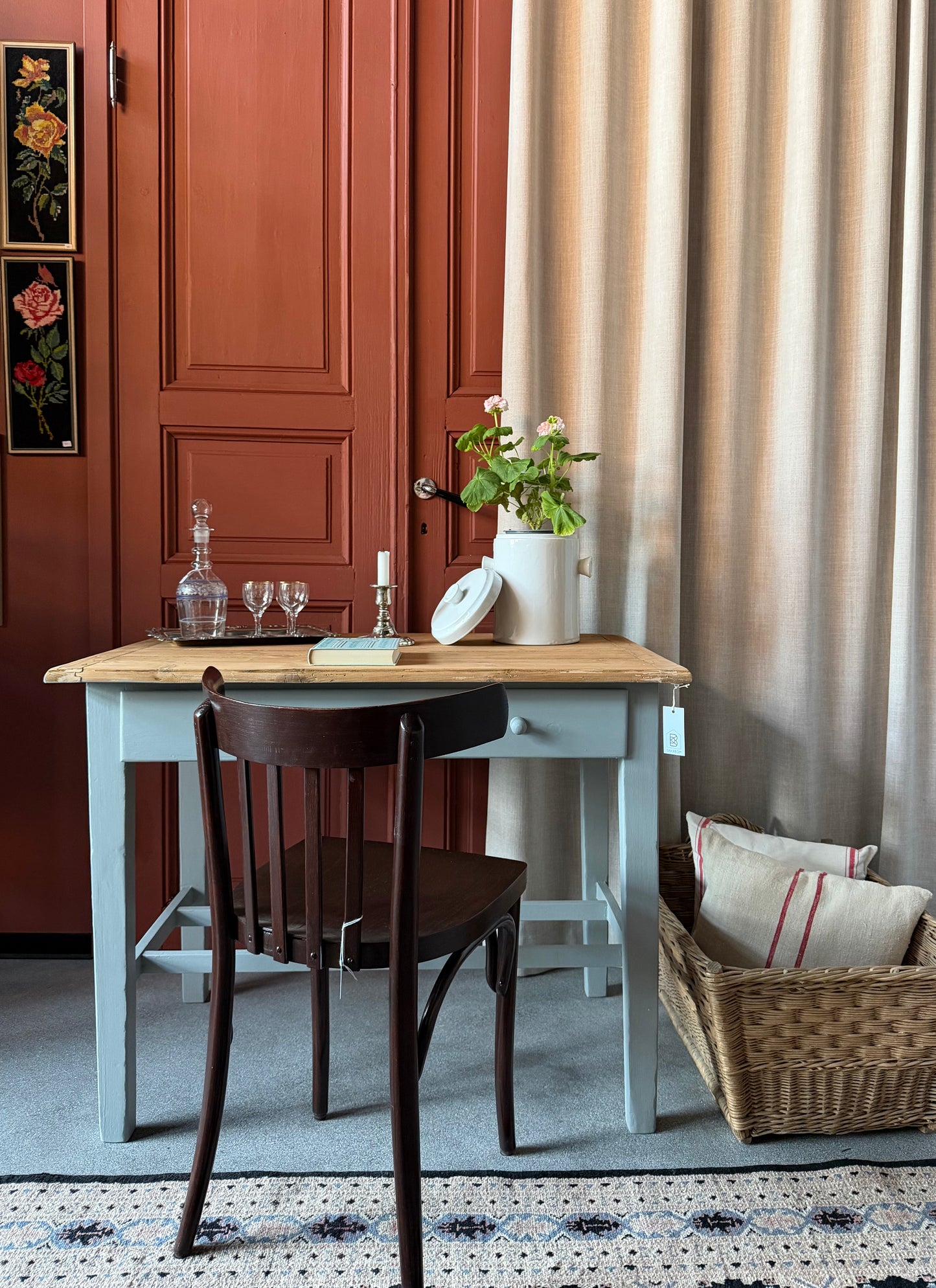 Ett vackert gammalt bord med raka ben som passar för både kontoret som skrivbord, det mindre köket eller planteringsbord i växthuset. 