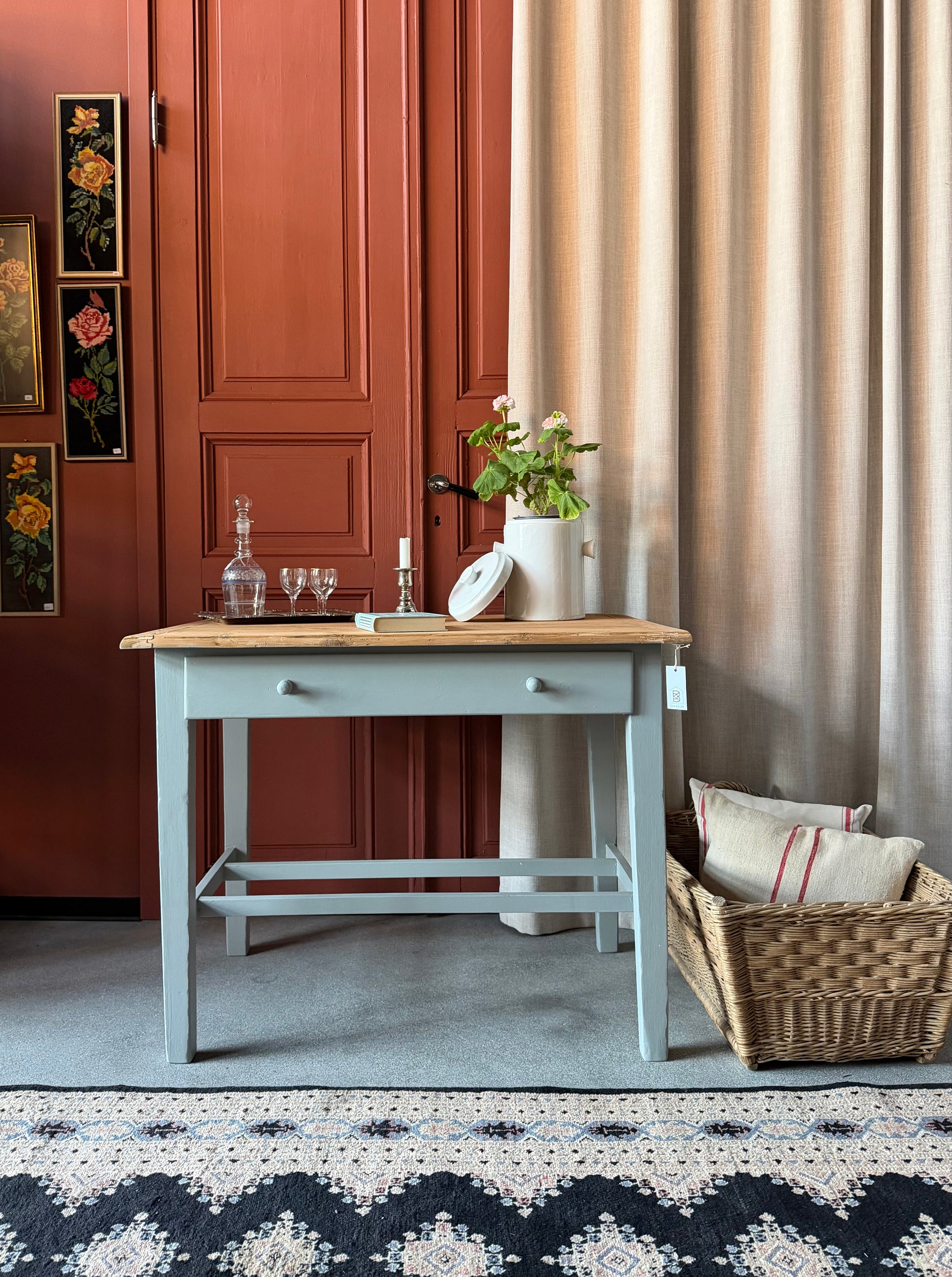 Ett vackert gammalt bord med raka ben som passar för både kontoret som skrivbord, det mindre köket eller planteringsbord i växthuset. 