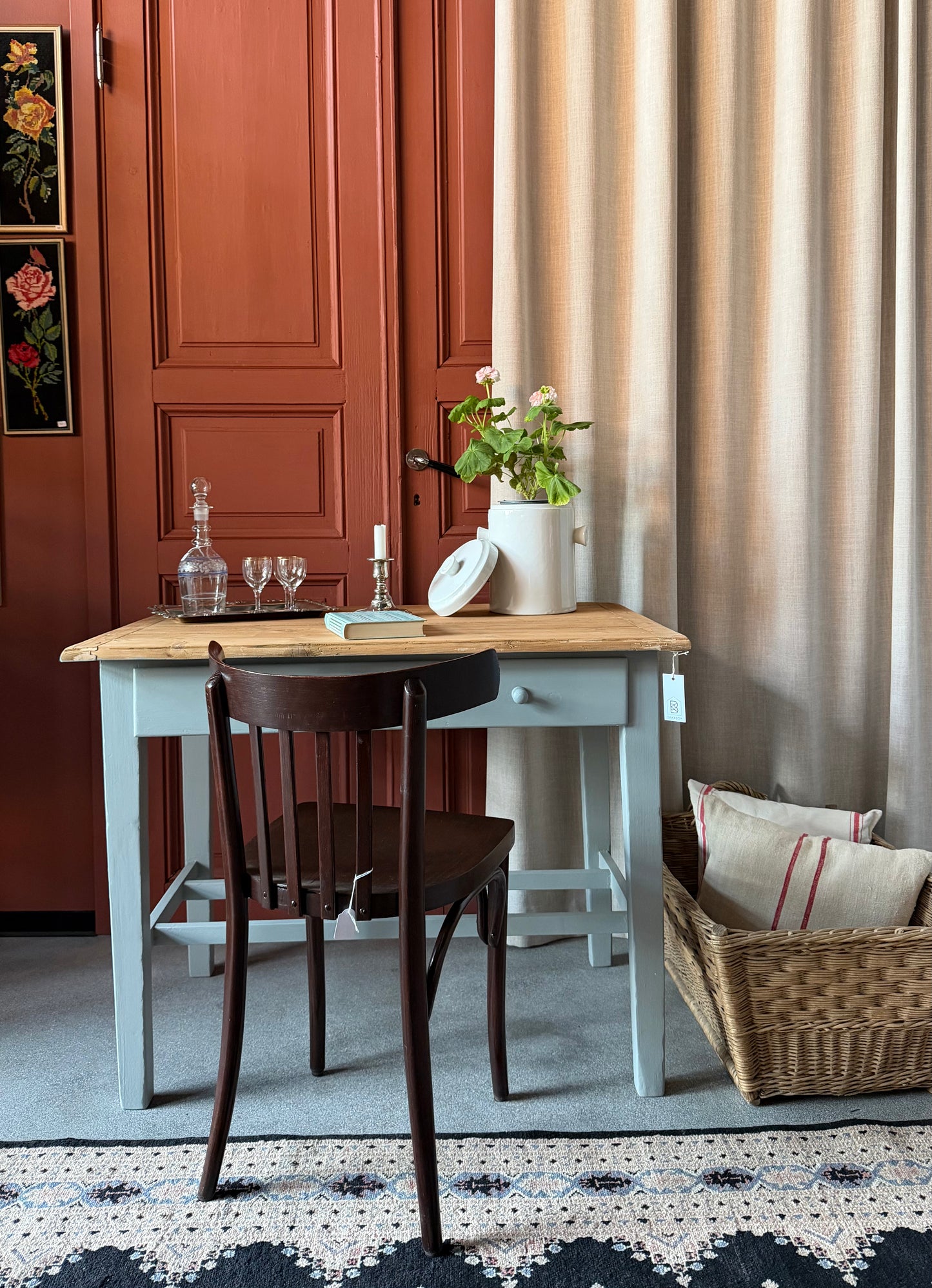 Ett vackert gammalt bord med raka ben som passar för både kontoret som skrivbord, det mindre köket eller planteringsbord i växthuset. 