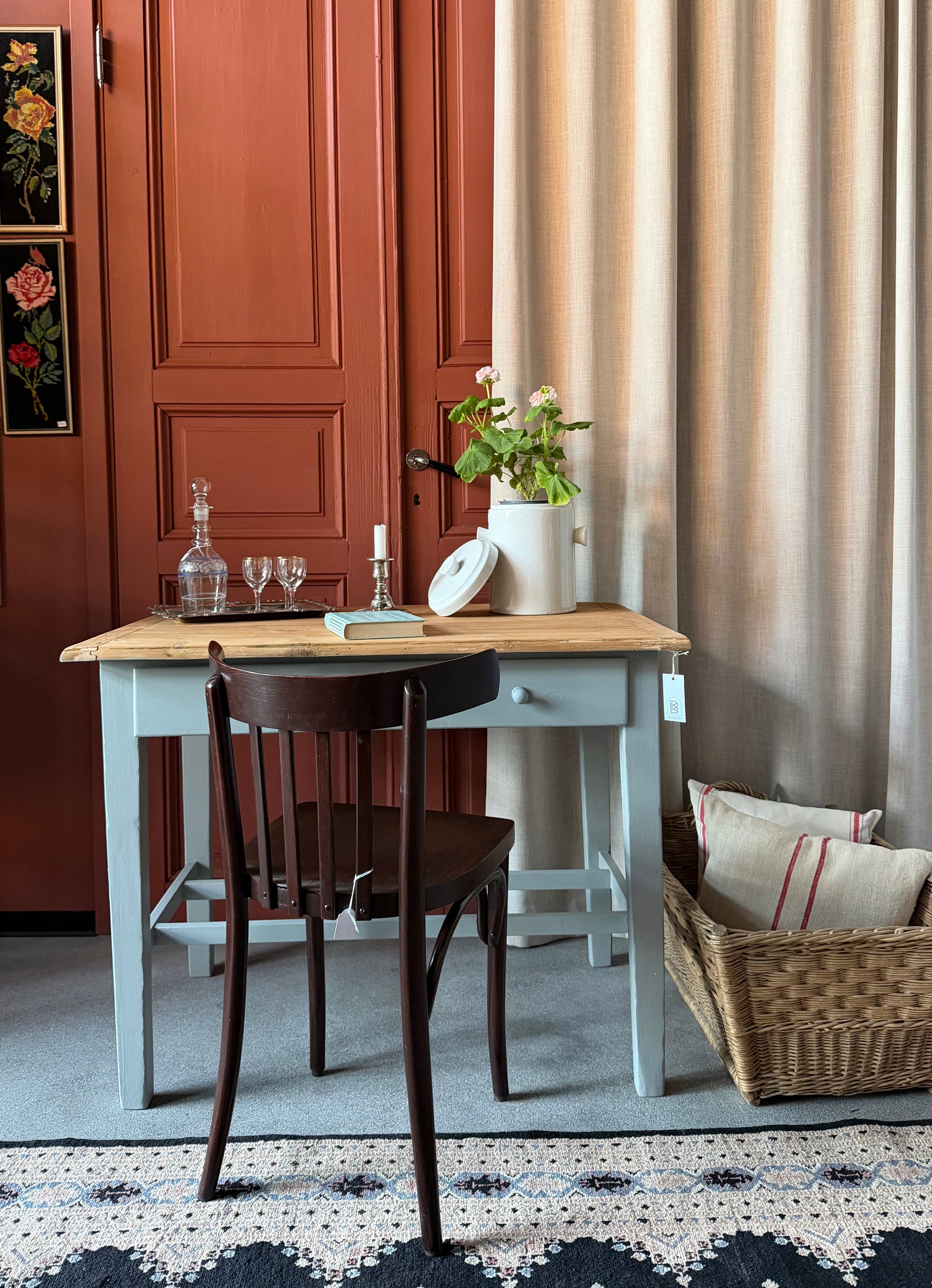 Ett vackert gammalt bord med raka ben som passar för både kontoret som skrivbord, det mindre köket eller planteringsbord i växthuset. 