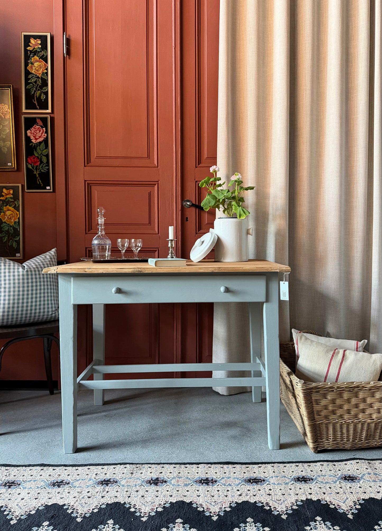 Ett vackert gammalt bord med raka ben som passar för både kontoret som skrivbord, det mindre köket eller planteringsbord i växthuset. 