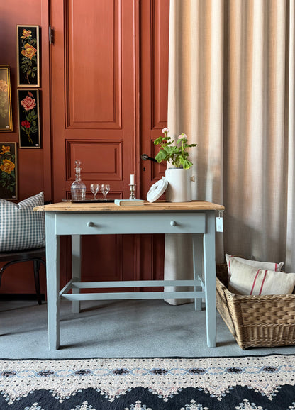 Ett vackert gammalt bord med raka ben som passar för både kontoret som skrivbord, det mindre köket eller planteringsbord i växthuset. 