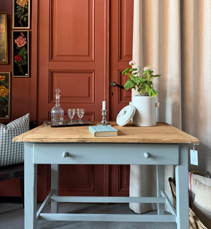 Ett vackert gammalt bord med raka ben som passar för både kontoret som skrivbord, det mindre köket eller planteringsbord i växthuset. 