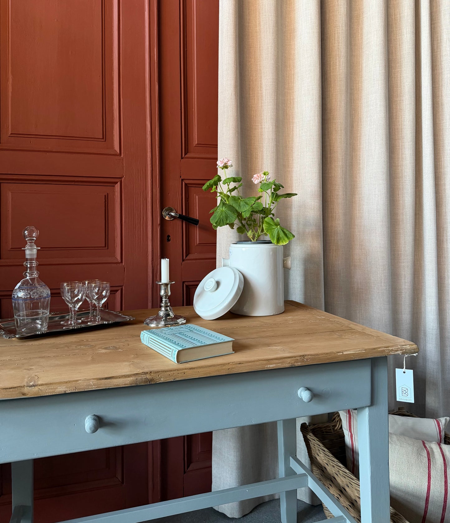 Ett vackert gammalt bord med raka ben som passar för både kontoret som skrivbord, det mindre köket eller planteringsbord i växthuset. 