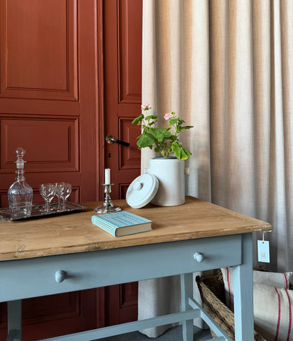 Ett vackert gammalt bord med raka ben som passar för både kontoret som skrivbord, det mindre köket eller planteringsbord i växthuset. 