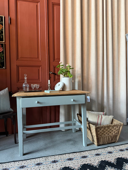 Ett vackert gammalt bord med raka ben som passar för både kontoret som skrivbord, det mindre köket eller planteringsbord i växthuset. 