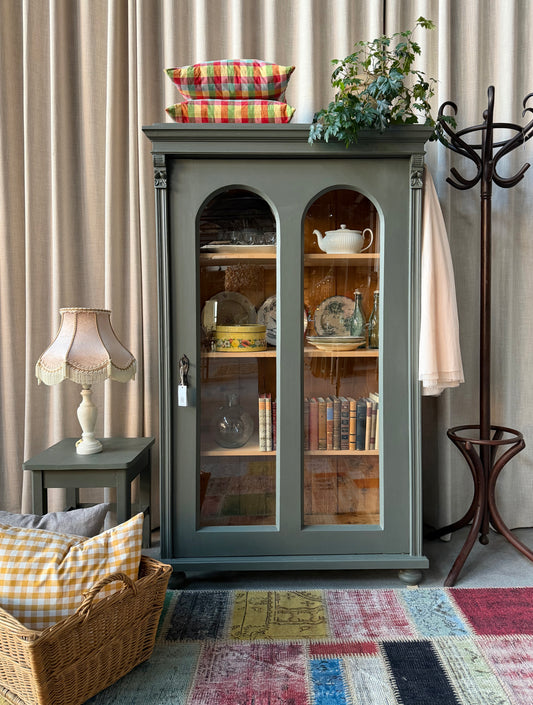 Ett gammalt, otroligt vackert vitrinskåp med fina detaljer i de rundade formerna och det arbetade krönet. 