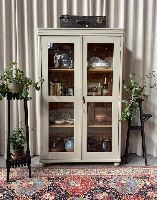 Ett vackert gammalt vitrinskåp med raka former, något rundade krön och vitrin i dörrarna.Detta skåpet passar dig som vill ha ett högt och något grundare skåp. 