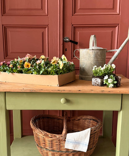 Ett vackert gammalt bord med raka ben och en hylla undertill som gör att det passar perfekt som planteringsbord i växthuset eller uterummet. Bordet är även fint på kontoret som skrivbord eller sidebord/bord i köket. 