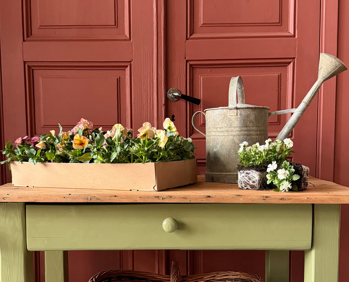 Ett vackert gammalt bord med raka ben och en hylla undertill som gör att det passar perfekt som planteringsbord i växthuset eller uterummet. Bordet är även fint på kontoret som skrivbord eller sidebord/bord i köket. 