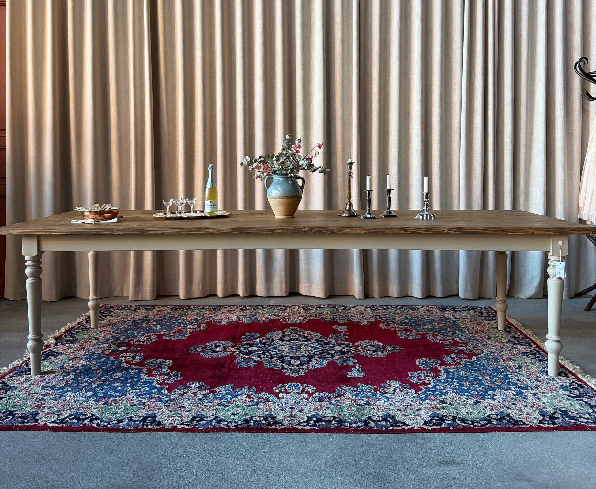 Ett vackert matbord med en bordsskiva av återvunnet trä och ett nytillverkat underrede med svarvade ben i furu. Ben och sarg är penselmålade med en matt snickerifärg i Dakaboms greiga kulör. Bordsskivan är behandlad med en pigmenterad hårdvaxolja för skydd.