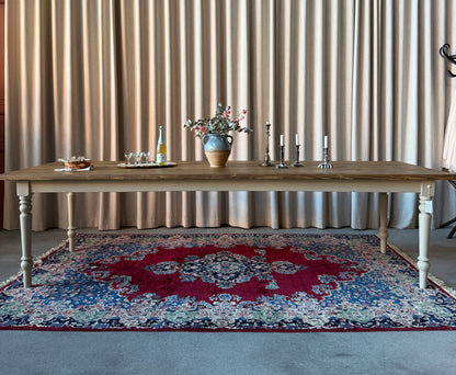 Ett vackert matbord med en bordsskiva av återvunnet trä och ett nytillverkat underrede med svarvade ben i furu. Ben och sarg är penselmålade med en matt snickerifärg i Dakaboms greiga kulör. Bordsskivan är behandlad med en pigmenterad hårdvaxolja för skydd.