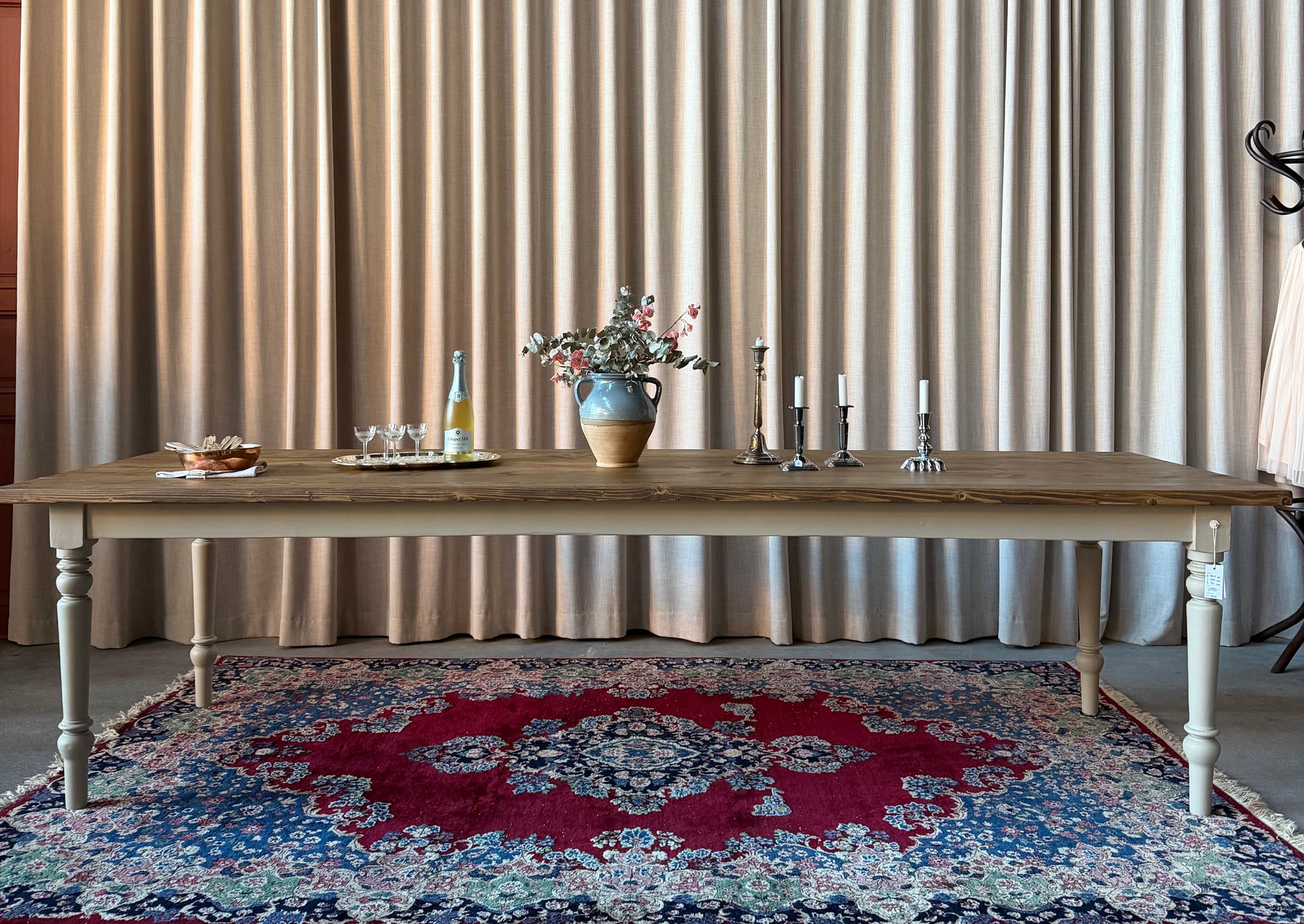 Ett vackert matbord med en bordsskiva av återvunnet trä och ett nytillverkat underrede med svarvade ben i furu. Ben och sarg är penselmålade med en matt snickerifärg i Dakaboms greiga kulör. Bordsskivan är behandlad med en pigmenterad hårdvaxolja för skydd.