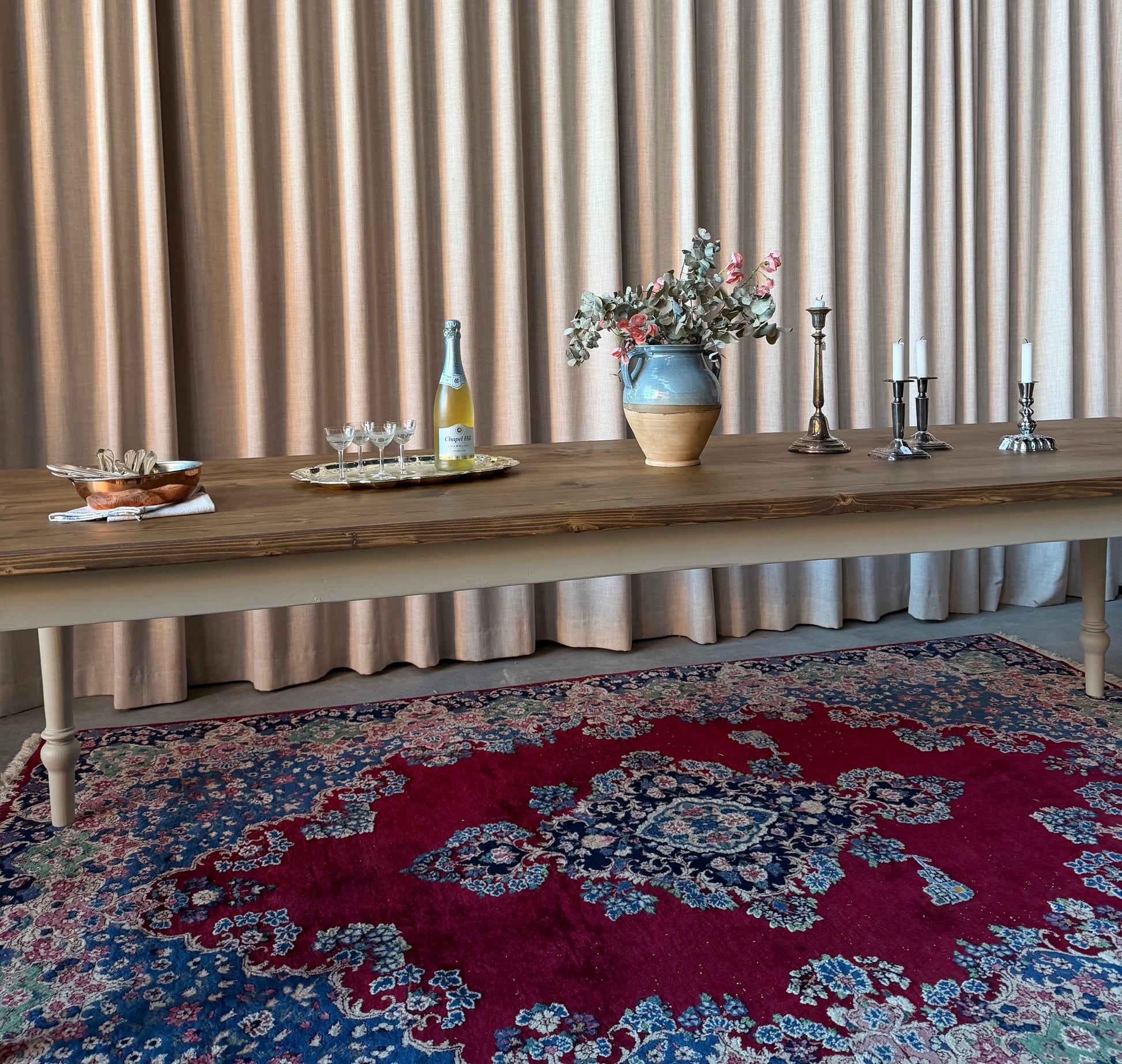 Ett vackert matbord med en bordsskiva av återvunnet trä och ett nytillverkat underrede med svarvade ben i furu. Ben och sarg är penselmålade med en matt snickerifärg i Dakaboms greiga kulör. Bordsskivan är behandlad med en pigmenterad hårdvaxolja för skydd.