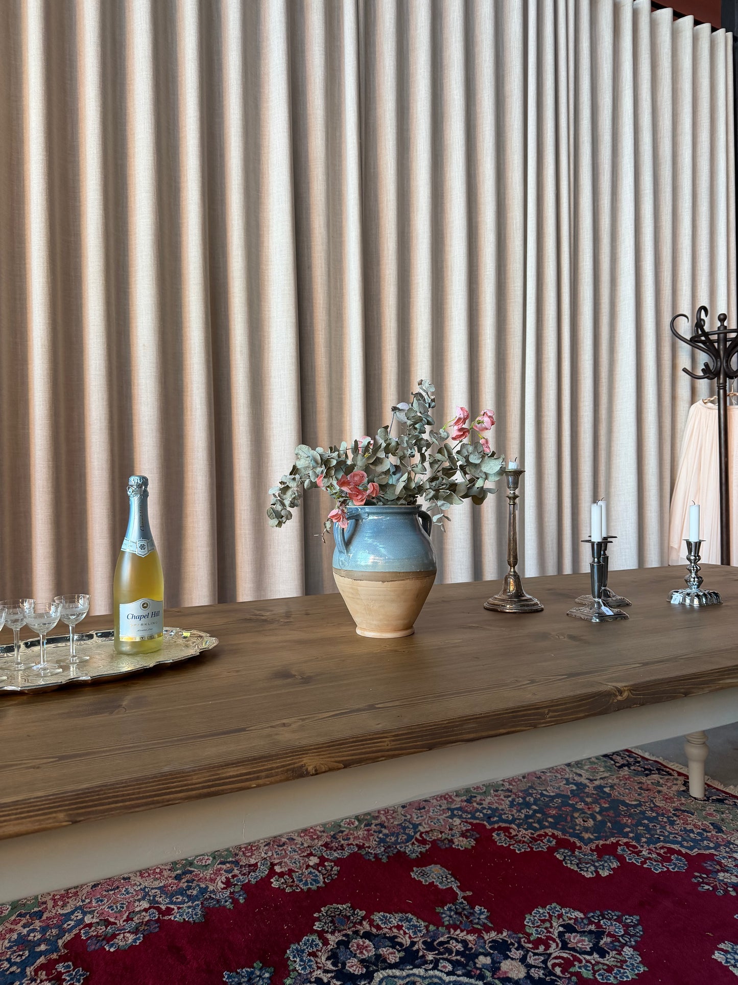 Ett vackert matbord med en bordsskiva av återvunnet trä och ett nytillverkat underrede med svarvade ben i furu. Ben och sarg är penselmålade med en matt snickerifärg i Dakaboms greiga kulör. Bordsskivan är behandlad med en pigmenterad hårdvaxolja för skydd.