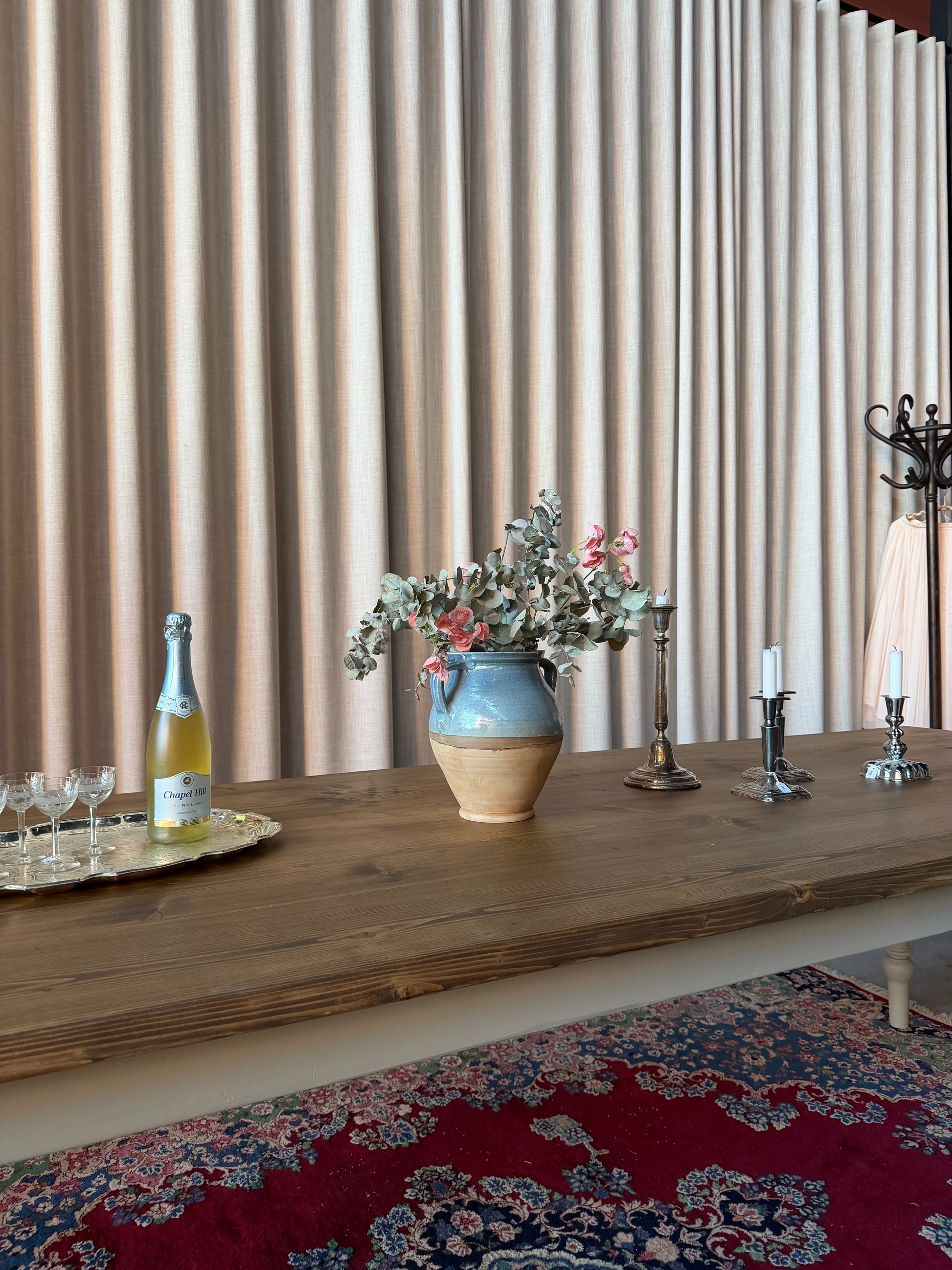 Ett vackert matbord med en bordsskiva av återvunnet trä och ett nytillverkat underrede med svarvade ben i furu. Ben och sarg är penselmålade med en matt snickerifärg i Dakaboms greiga kulör. Bordsskivan är behandlad med en pigmenterad hårdvaxolja för skydd.