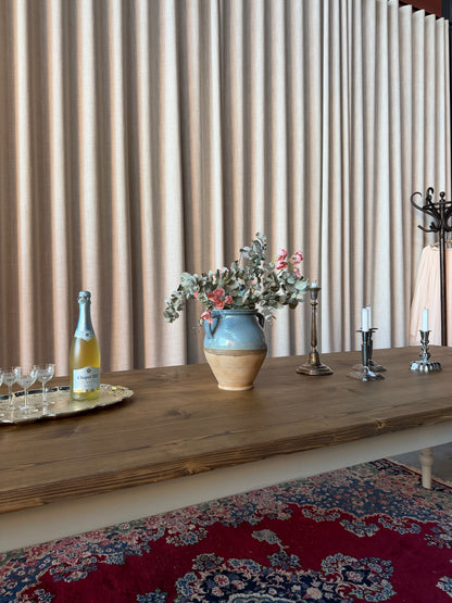 Ett vackert matbord med en bordsskiva av återvunnet trä och ett nytillverkat underrede med svarvade ben i furu. Ben och sarg är penselmålade med en matt snickerifärg i Dakaboms greiga kulör. Bordsskivan är behandlad med en pigmenterad hårdvaxolja för skydd.