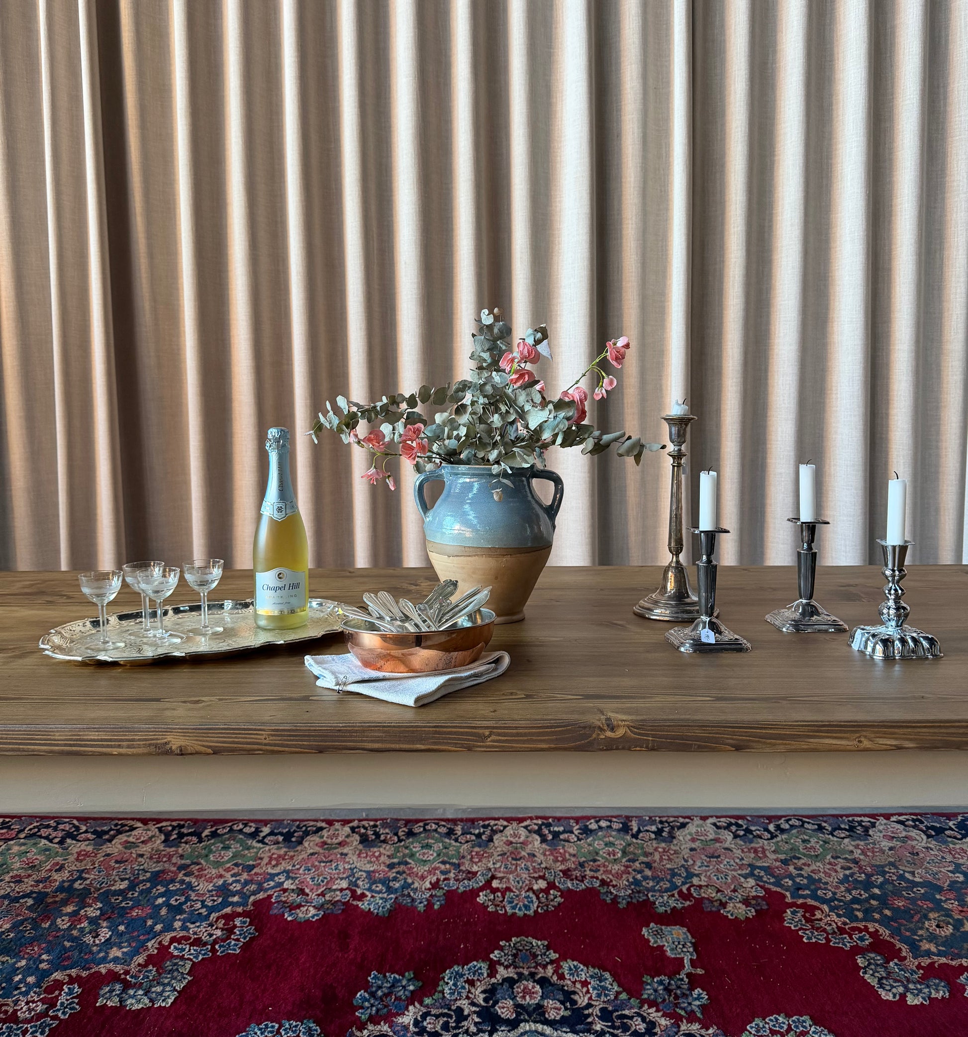 Ett vackert matbord med en bordsskiva av återvunnet trä och ett nytillverkat underrede med svarvade ben i furu. Ben och sarg är penselmålade med en matt snickerifärg i Dakaboms greiga kulör. Bordsskivan är behandlad med en pigmenterad hårdvaxolja för skydd.