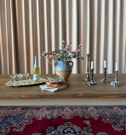 Ett vackert matbord med en bordsskiva av återvunnet trä och ett nytillverkat underrede med svarvade ben i furu. Ben och sarg är penselmålade med en matt snickerifärg i Dakaboms greiga kulör. Bordsskivan är behandlad med en pigmenterad hårdvaxolja för skydd.