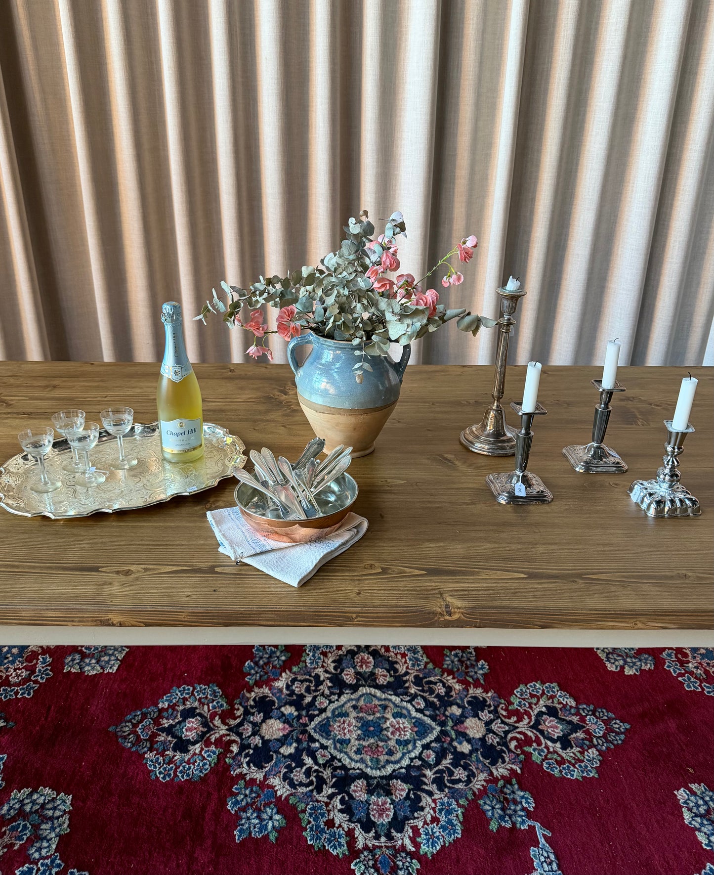 Ett vackert matbord med en bordsskiva av återvunnet trä och ett nytillverkat underrede med svarvade ben i furu. Ben och sarg är penselmålade med en matt snickerifärg i Dakaboms greiga kulör. Bordsskivan är behandlad med en pigmenterad hårdvaxolja för skydd.