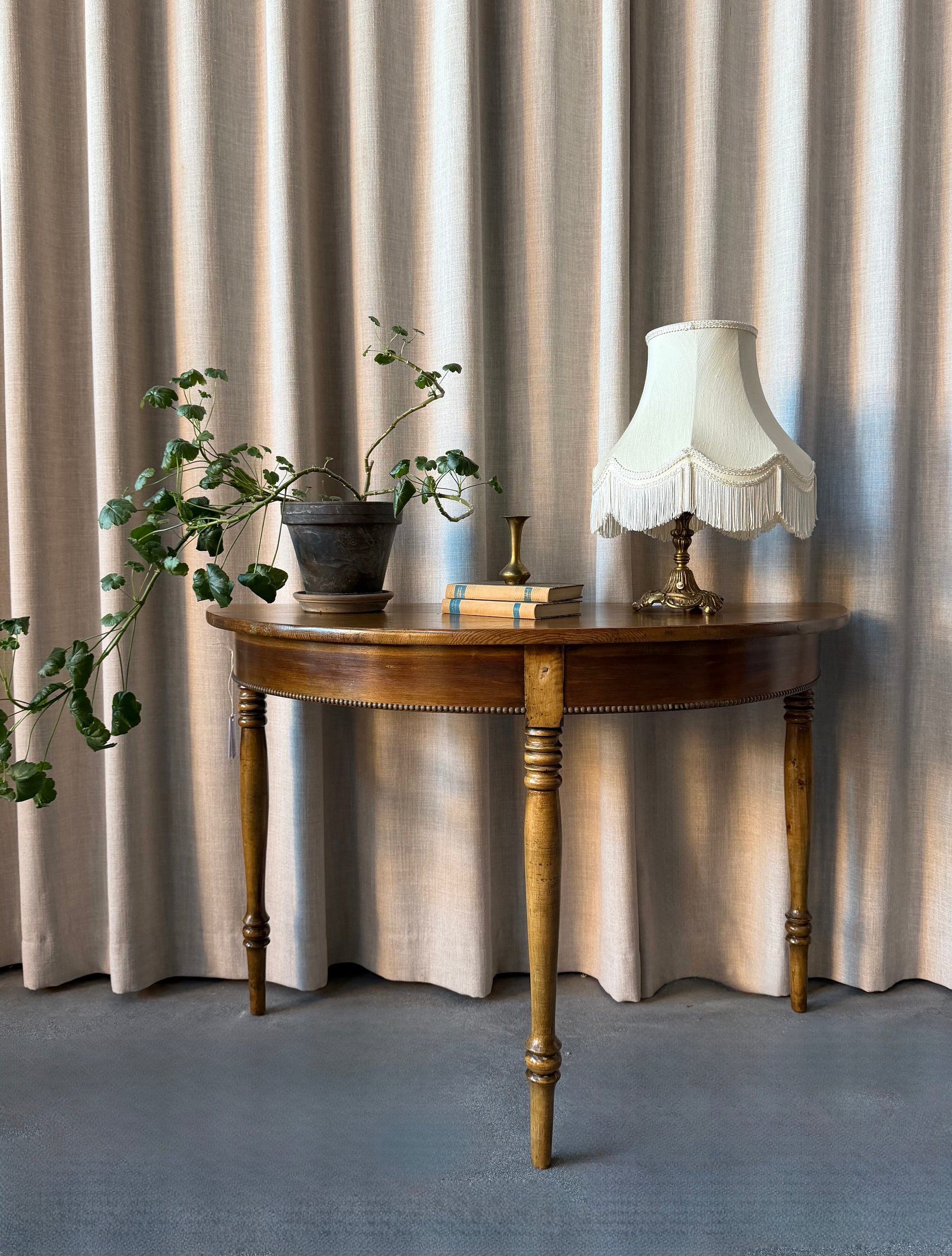 Ett vackert halvmånebord med svarvade ben och fina detaljer