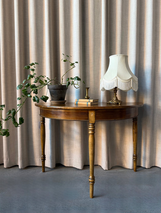 Ett vackert halvmånebord med svarvade ben och fina detaljer