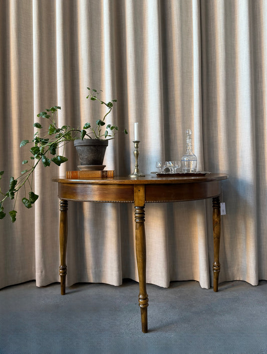 Ett nätt och vackert halvmånebord med svarvade ben och fina detaljer