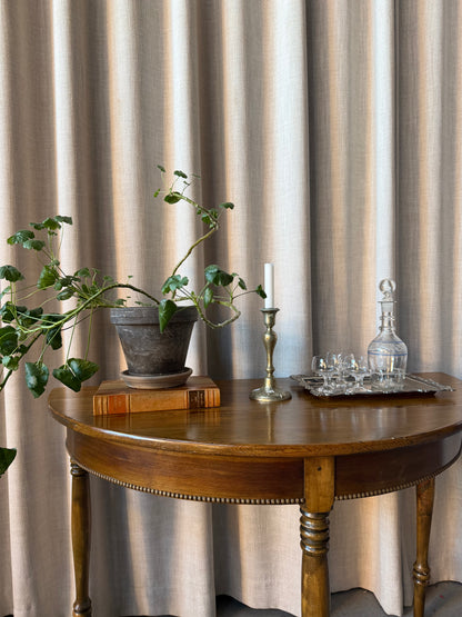 Ett vackert halvmånebord med svarvade ben och fina detaljer