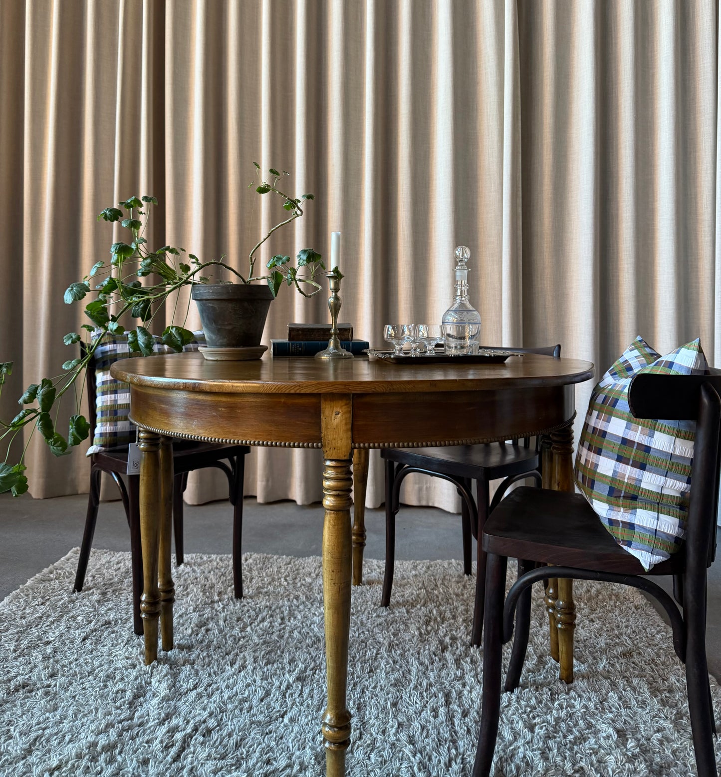 Två halvmånebord ihop.