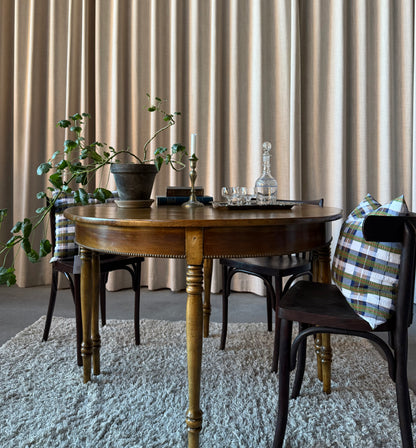 Två halvmånebord ihop.