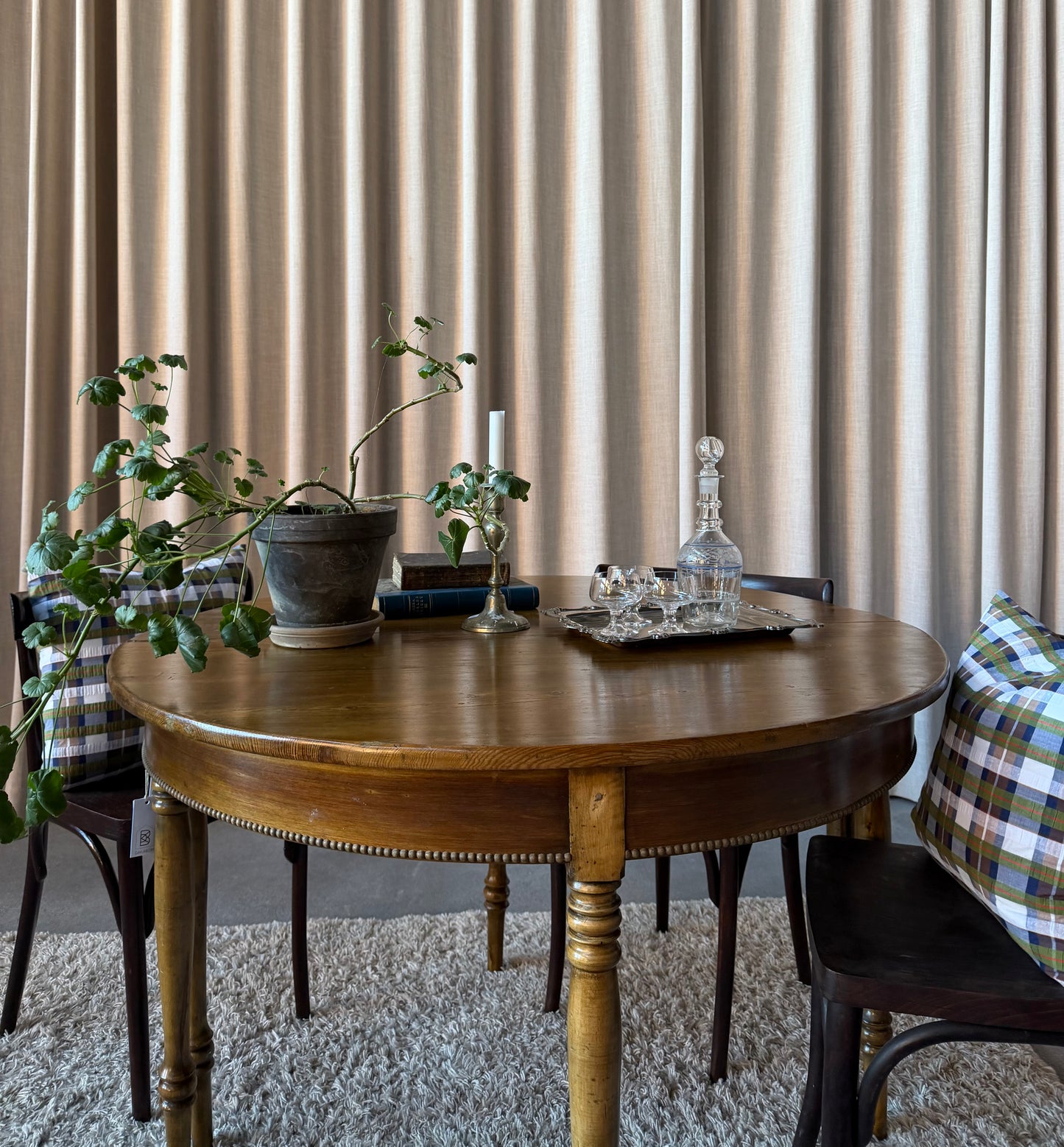 Två halvmånebord ihop. 