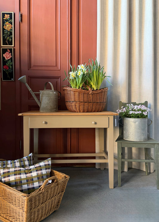 Ett vackert gammalt bord med raka ben som passar för både kontoret som skrivbord, det mindre köket eller planteringsbord i växthuset. 