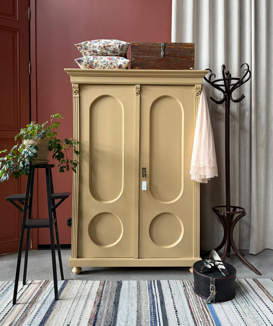 Ett gammalt och vackert linneskåp med fina detaljer och rundade speglar. 