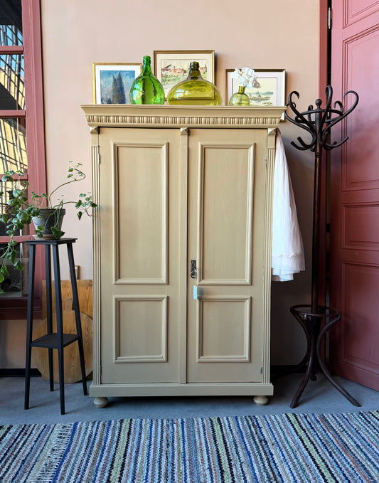 Ett gammalt fantastiskt vackert linneskåp med raka former och fina detaljer. Skåpet har i dagsläget 3 st nya och fräscha hyllplan. 