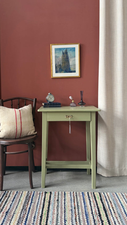 Ett litet vackert sideboard/skrivbord med lite nättare mått. Perfekt till det mindre kontoret, hallen eller barnrummet. Bordet är gammalt och målat i en klargrön nyans. 