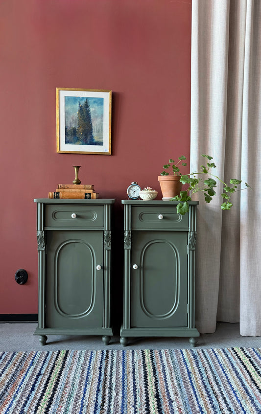 Ett par gamla, vackra sängbord med fin utsmyckning och klassisk form med både låda och skåp.Sängborden är varsamt renoverade och slutligen penselmålade med en matt snickerifärg i Dakaboms mörka grå/gröna kulör.