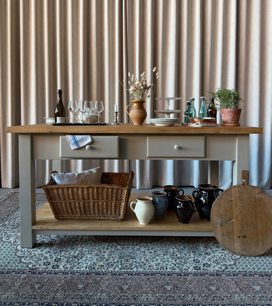 En fantastiskt fin och rejäl köksö i massiv furu med en underhålla som rymmer massor samt två praktiska lådor med fina porslinsknoppar.