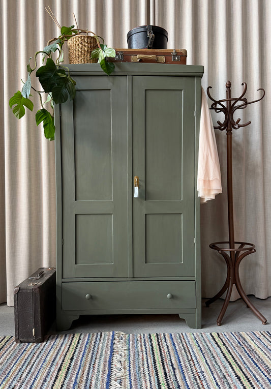 Ett gammalt vackert linneskåp med raka former och profilerade speglar.