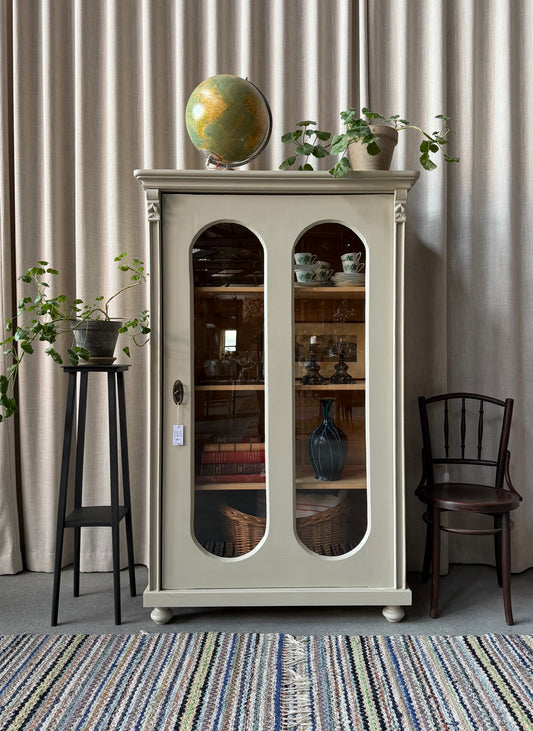 Ett gammalt, otroligt vackert vitrinskåp med fina detaljer i de rundade formerna och det arbetade krönet. 