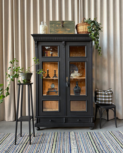 Ett vackert gammalt vitrinskåp med fina detaljer, raka former i dörrarna och vitrin även i sidorna för bästa ljusinsläpp. 